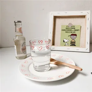Set colazione con piatto in ceramica e tazza in vetro con cuoricini rossi
