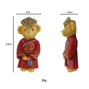 Detalle de la figura de oso de boda china mostrando dimensiones exactas y textura de resina