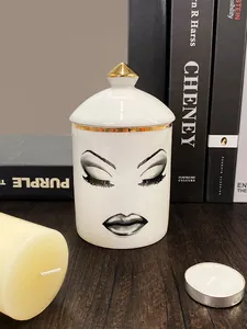 Pot de rangement en céramique blanche avec illustration de visage et poignée dorée conique
