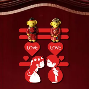 Detalle de los osos de boda chinos de resina roja y placa decorativa de corazón