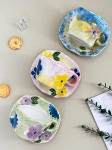 Vue de dessus de tasses à café en céramique peintes à la main à bords ondulés
