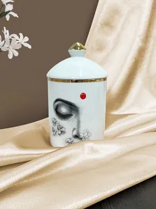 Détail du pot en céramique artistique avec motif de visage peint et bordures dorées fines