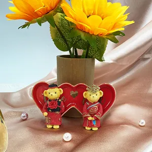 Detalle de imanes de osos de boda con base Love y trajes nupciales chinos rojos