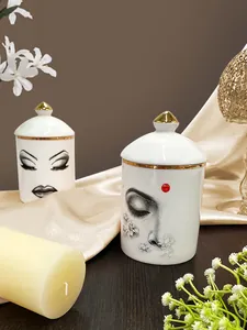 Vue détaillée de jarres en céramique blanche avec bordure dorée et motifs artistiques