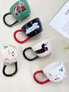 Vista superior de tazas de cerámica con dibujos de animales y asas de colores vivos