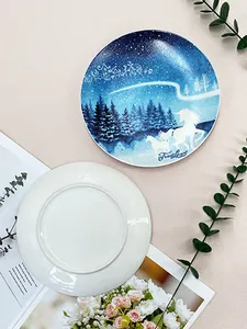 Dettaglio fronte e retro del piatto in ceramica cielo stellato con unicorno e cedro
