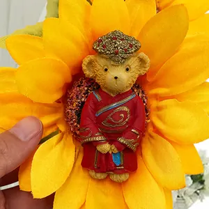 Primer plano de un imán de resina para nevera con forma de oso de boda estilo chino