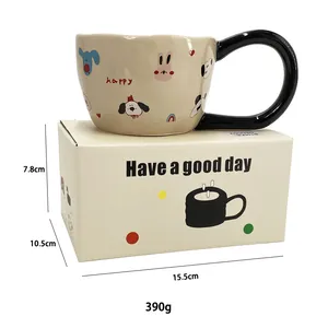Detalle de taza de cerámica con asa grande y caja de regalo decorativa de cartón