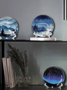 Dettaglio di piatti in ceramica cielo stellato nordico con motivi di unicorno su supporti