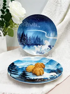 Dettaglio di piatti in ceramica con cielo stellato nordico e illustrazioni di unicorno e castello