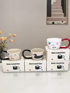 Detalle de tazas de cerámica de dibujos animados con cajas de regalo 'Have a good day'