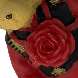 Detalle macro de imán de oso de boda en resina con rosa roja 3D y artesanía fina