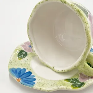 Détails macro de la tasse en céramique peinte à la main avec fleurs en relief