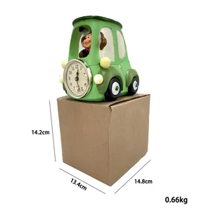 Vista detallada del reloj despertador de mono corredor en resina verde con su caja