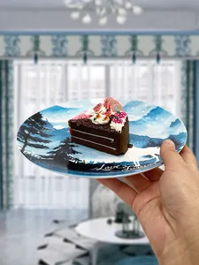 Dettaglio piatto in ceramica cielo stellato con design foresta e testo Love Forever
