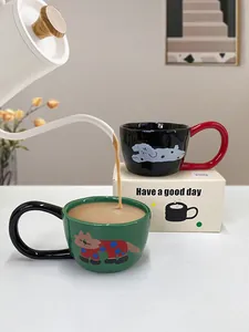 Detalle de tazas de cerámica con dibujos de gatos y perros en una caja de regalo elegante