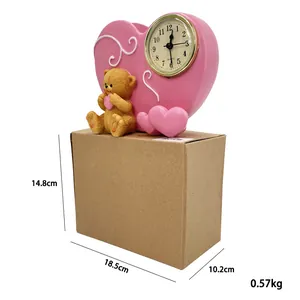 Reloj de mesa rosa en forma de corazón con osito y caja de papel kraft