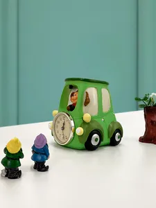 Detalle de despertador de resina en forma de coche verde con oso y esfera de cuarzo