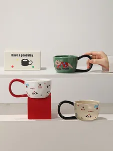 Vista macro de tazas de cerámica con asas grandes y bordes irregulares artísticos