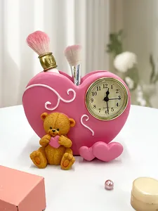 Organizador de escritorio rosa en forma de corazón con reloj dorado y figura de osito