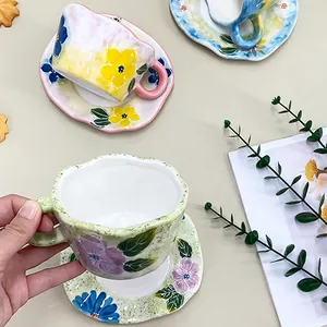 Set tasse à café et soucoupe en céramique peinte à la main avec motifs floraux