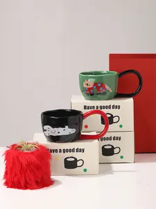 Primer plano de tazas de cerámica con dibujos animados y asas en caja de regalo