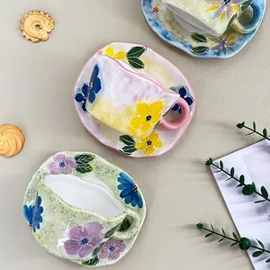 Service à café en céramique peint à la main avec motifs floraux en relief artistique