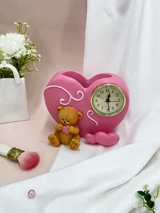 Reloj de escritorio rosa con forma de corazón y portalápices con un lindo oso
