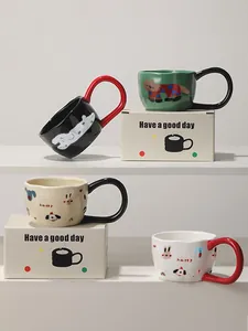 Detalle de tazas de cerámica con dibujos de animales y bordes rústicos hechos a mano