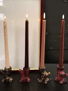 Dettaglio di portacandele a forma di ceppo con candele coniche accese in stile retrò