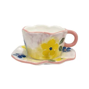 Service à café floral en céramique fait main avec bords ondulés et motifs de fleurs peints