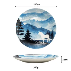 Piatto piano nordico in ceramica con design di montagna stellata e unicorno