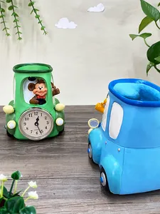 Detalle del portalápices coche de resina verde con mono y reloj de cuarzo integrado