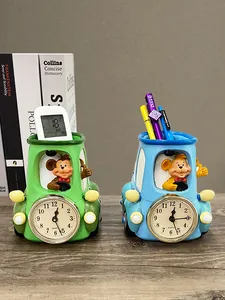 Vista detallada del reloj de coche mono usado como portalápices y soporte de mando