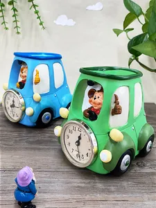 Vista detallada de relojes de escritorio con forma de coche de dibujos animados
