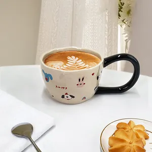 Linda taza de cerámica con asa negra grande y motivos de animales dibujados a mano