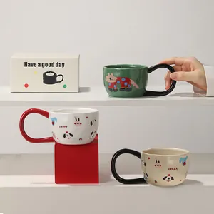 Tazas de cerámica con asas grandes e ilustraciones de animales en caja de regalo
