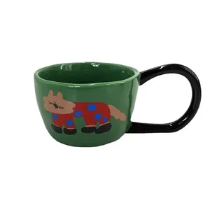 Taza de cerámica verde con asa negra e ilustración de gato para café o avena matutina