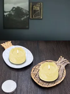 Lotus kaars in een ananas sieraden schaaltje op houten tafel voor decoratie