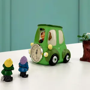 Reloj de escritorio creativo de coche verde con movimiento de cuarzo y estatuas enanas