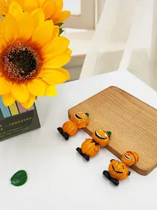 Detailansicht der kreativen 3D-Kürbismann-Kühlschrankmagnete für Halloween-Deko