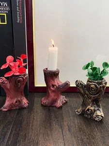 Dettaglio di candelabri vintage in resina a forma di ceppo con trama effetto legno