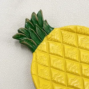 Detailopname van de realistische 3D-diamanttextuur en levendige kleuren op ananasschaaltje