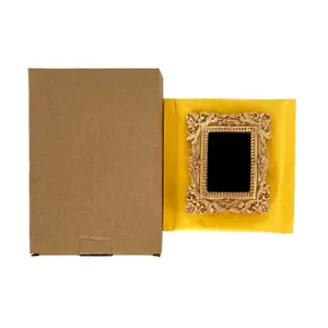 Détail du mini cadre doré baroque avec boîte d'emballage et sachet à bulles