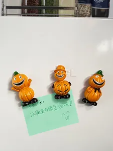 Drei süße 3D Kürbis Magnetfiguren an einem Kühlschrank für Halloween Dekoration