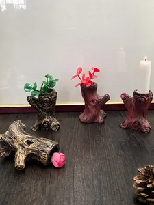 Dettaglio di portacandele in resina a forma di ceppo d'albero con venature naturali del legno