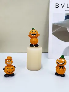 Detailansicht von drei süßen 3D-Kürbisfiguren aus Harz für die Halloween-Dekoration