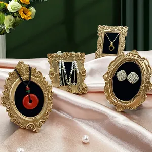 Cadre photo baroque vintage doré pour bijoux avec une élégante texture en relief doré