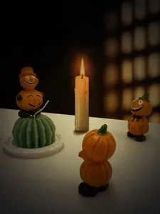 Λεπτομέρεια από ρητινένιες κολοκύθες Halloween με φως κεριών και ζεστό φόντο bokeh