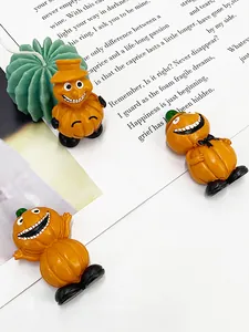 Detailansicht der süßen 3D-Kürbisfiguren auf Buchseiten für die Heimdekoration